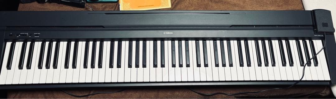 ☆ヤマハ電子ピアノ145B☆88キーブラック、フット付き、送料(8000〜)込み