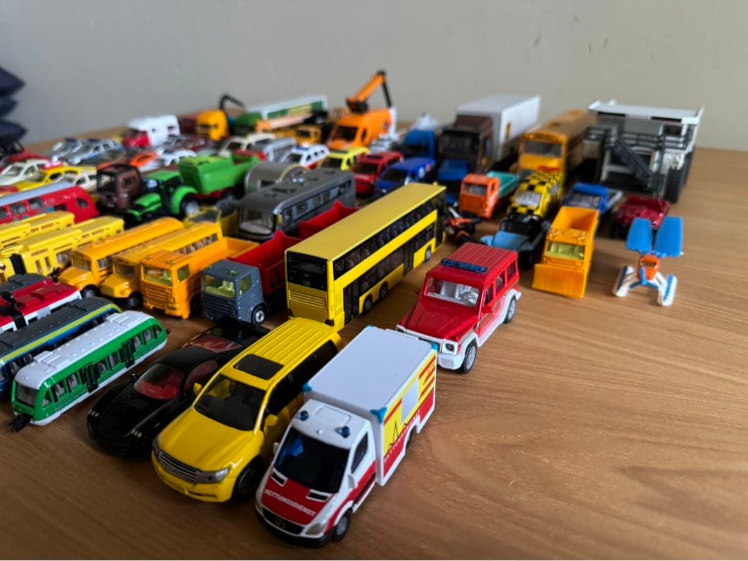 ジク siku ミニカー おもちゃ 車 引退 まとめ 画像1と2 検トミカ