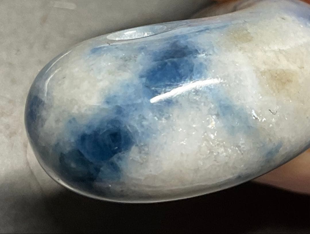 ［濃い青色　高透過］入りコン沢翡翠勾玉14g 糸魚川　ヒスイ　ひすい