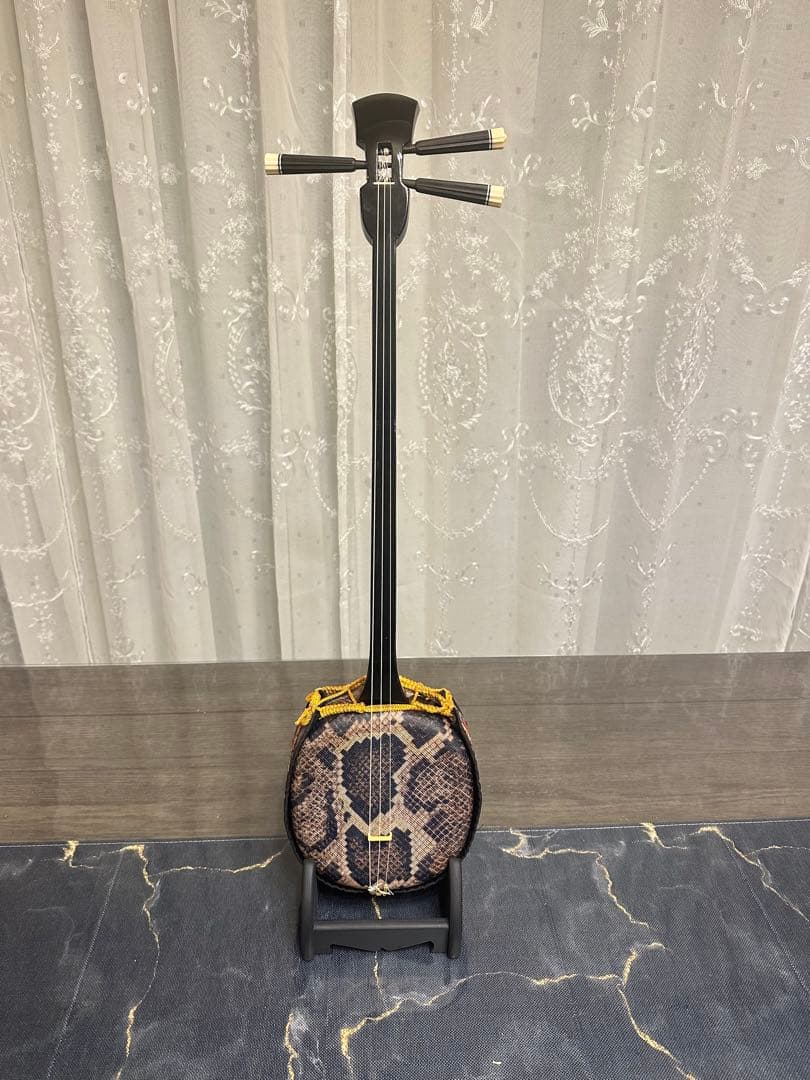 名工 仲本三味線店の三線