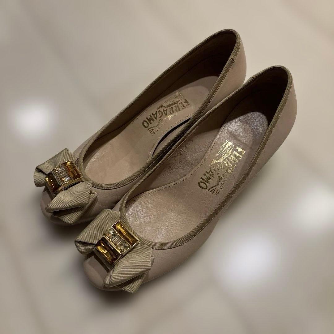 フェラガモ パンプス ベージュ 23.5 M - メルカリ