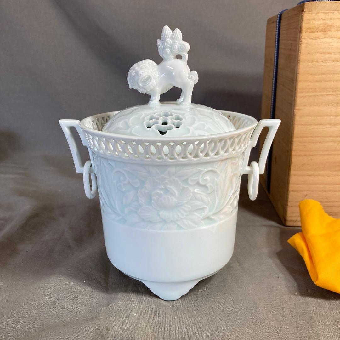【樋渡陶六】伝統工芸会　重要無形文化財　樋渡陶六作　青白磁彫獅子牡丹唐草文　香炉
