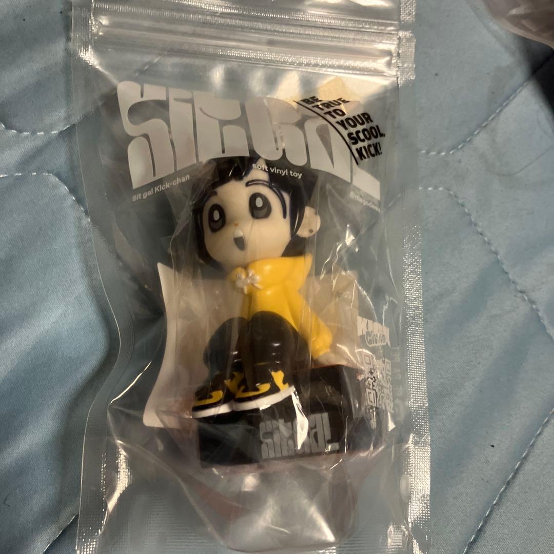 ろ*み様 Sit Gal KICKちゃん　カレッジカラーKICKちゃん(ミシガン 通販】まごオリジナルソフビ #KICKちゃん 今月11月15日21時～アメリカ
