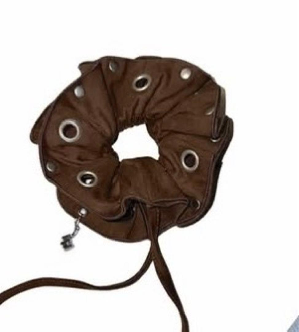 ブラウン ギャザーシュシュ アイレット付き