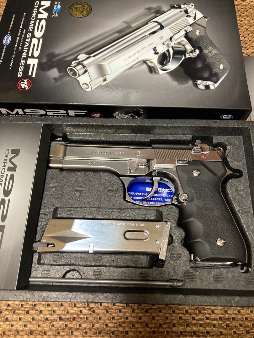 M92F ステンレス ガスガン 本体とマガジン