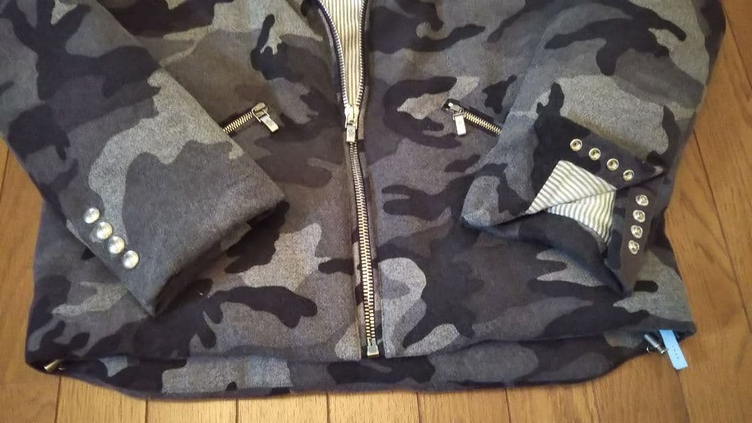 モンクレールガムブルー カモフラ柄ダウンジャケット - メルカリ