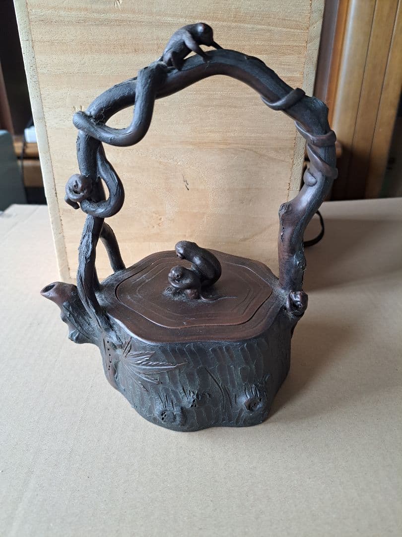 古い中国茶器　5匹の猿と切り株