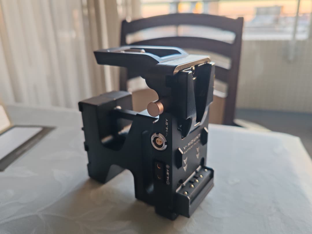 Blackmagic PYXIS 6K/12K用Vマウントバッテリープレート