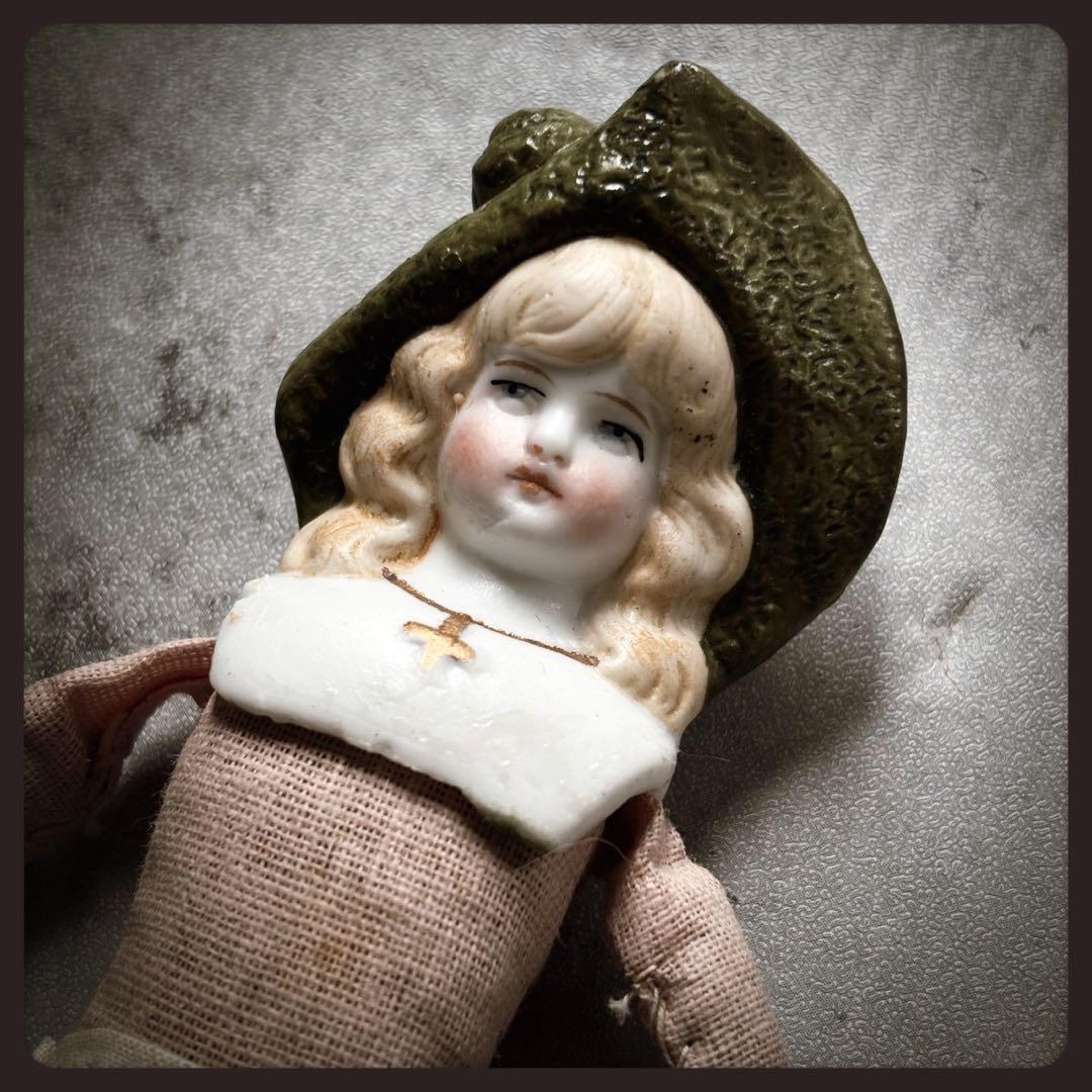 レアアンティーク　ヘルトヴィッヒ 緑の帽子のパリアンドール ビスクドール