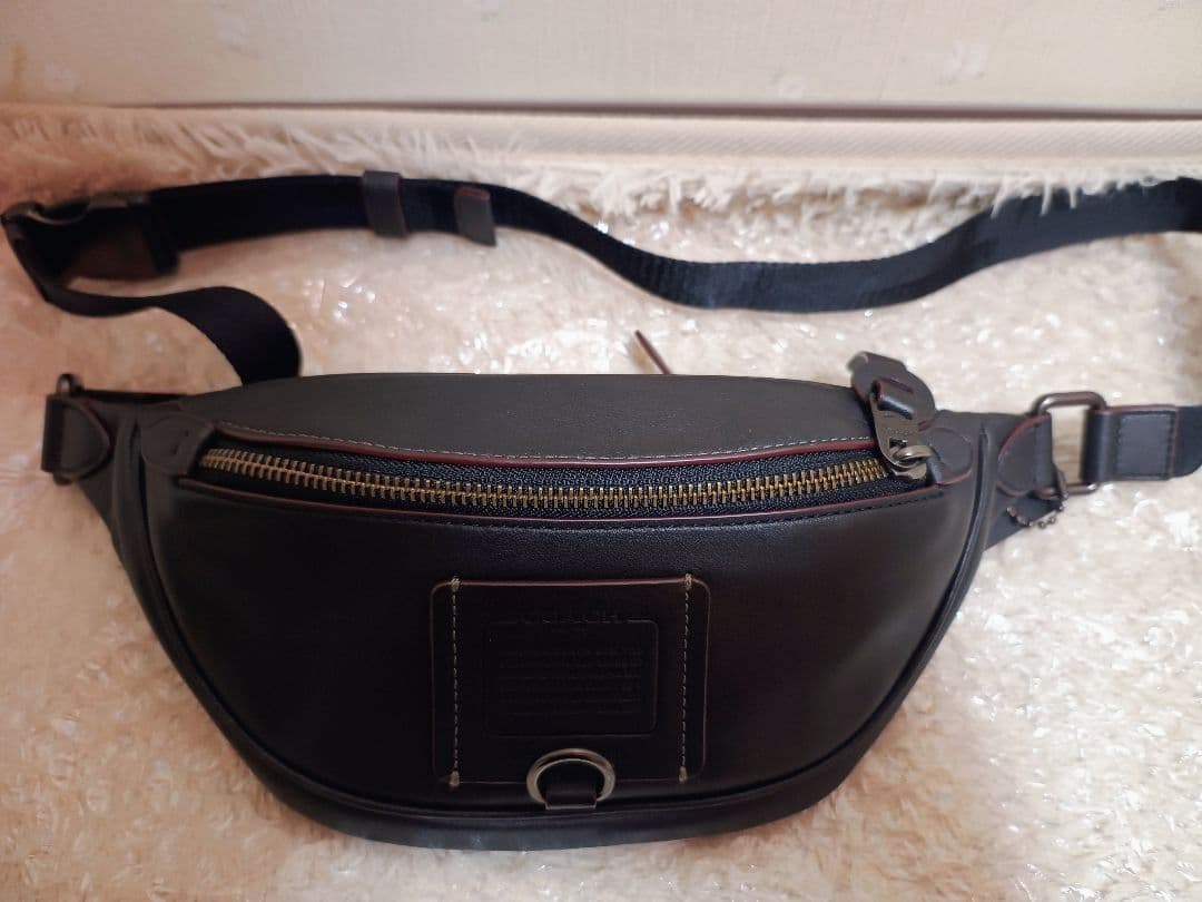 COACH ブラック リビングトン ボディバッグ