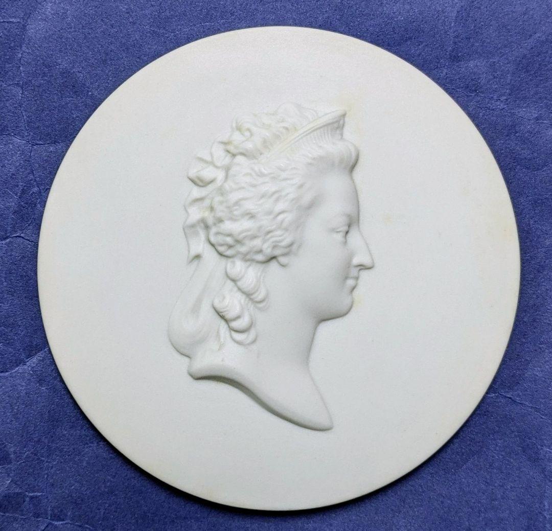 n*1様 マリー・アントワネット・セーヴルの肖像画のメダリオン陶器製 女王の横顔