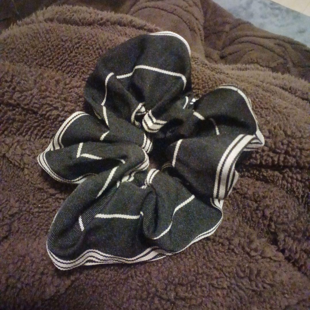 ストライプデザインのシュシュ