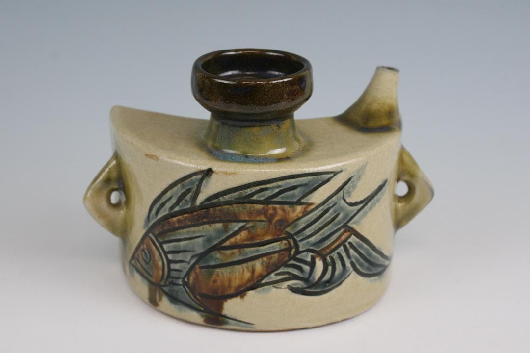 壺屋焼 人間国宝 金城次郎 作 魚文抱瓶（中） 壺屋焼 人間国宝 金城次郎作 魚文水滴 – 生活民芸 なかむた