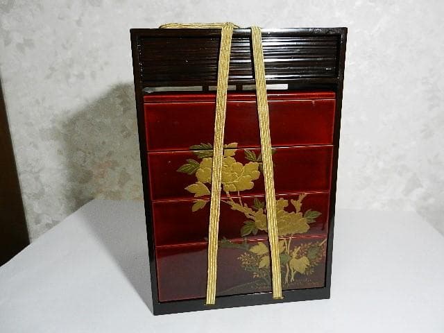 年代物の蓋付き四段重ね蒔絵菓子箪笥（蜻蛉蝶・牡丹菊蒔絵） 蝶螺鈿蒔絵手箱 | 漆工芸 - コレクション - 荏原 畠山美術館