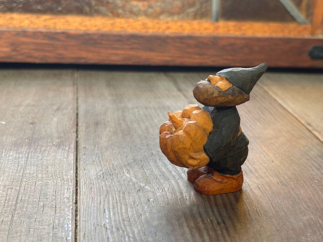 藤岡孝一 木彫 ポルックス 小人 カボチャを抱える小人 北海道作家　彫刻 藤岡 孝一 展 ― 青 ― ｜ Koichi Fujioka Exhibition | Silkland Gallery