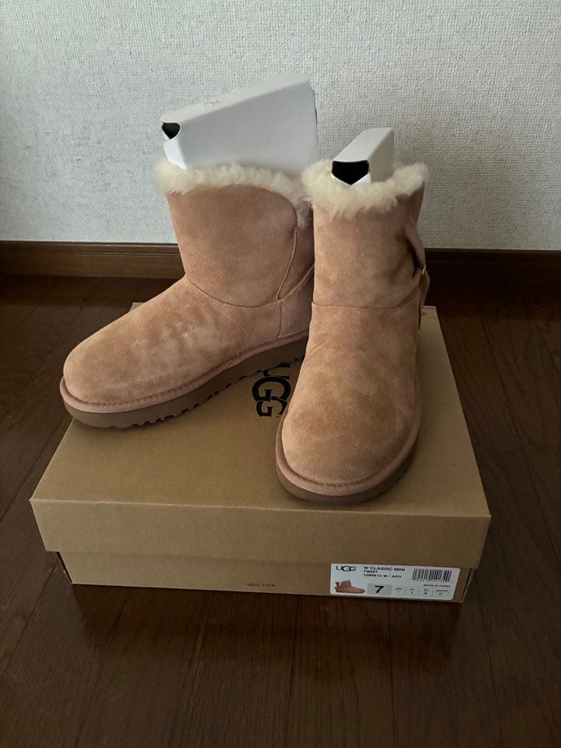 UGG ベージュ ムートンブーツ サイズ7 UGG Australia（アグオーストラリア） 「UGG」 ムートンブーツ 24