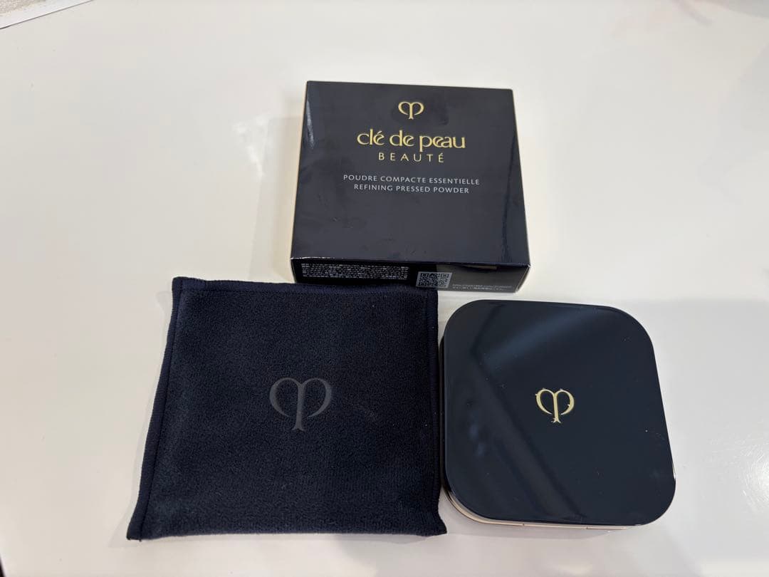 クレドポーボーテ プードルコンパクトエサンシエルn 化粧箱付き