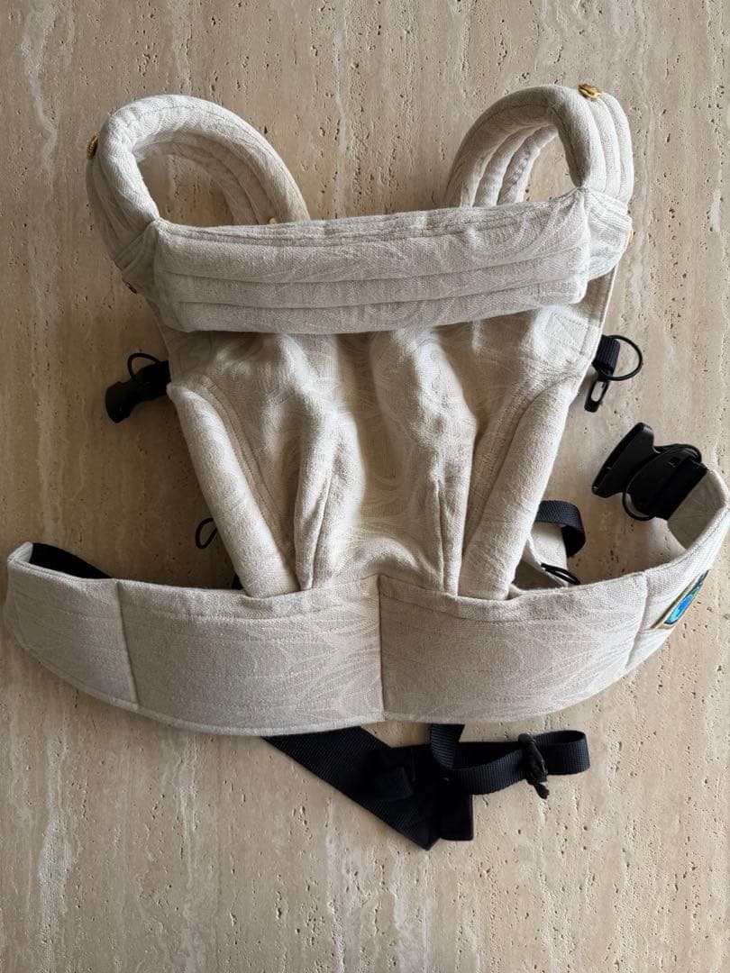 アーティポッペ 抱っこ紐 ホワイト 箱付き Antipope アーティポッペ 抱っこ紐 ホワイト インサート付き - メルカリ