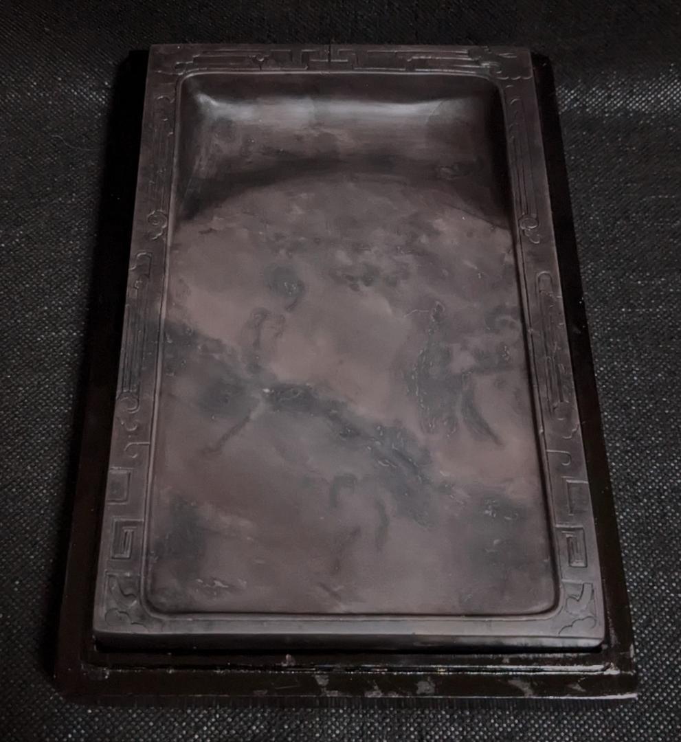 【端渓硯　饕餮文】◆玳瑁斑・蟻脚青花・火捺が美しい朝天巌◆唐木共箱◆七吋長方硯 端渓硯 饕餮文】◇玳瑁斑・蟻脚青花・火捺が美しい朝天巌◇唐木共箱