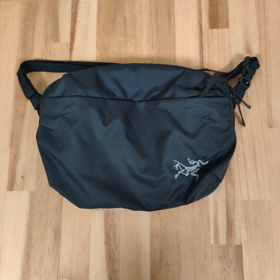 アークテリクス ヒリアド 6L クロスボディバッグ ブラック