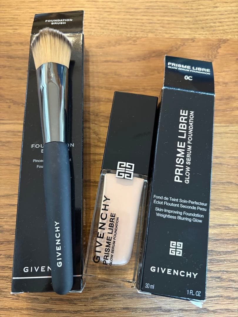 ジバンシィ　プリズム　リーブルグロウ セラム ファンデーション 0Cブラシセット
