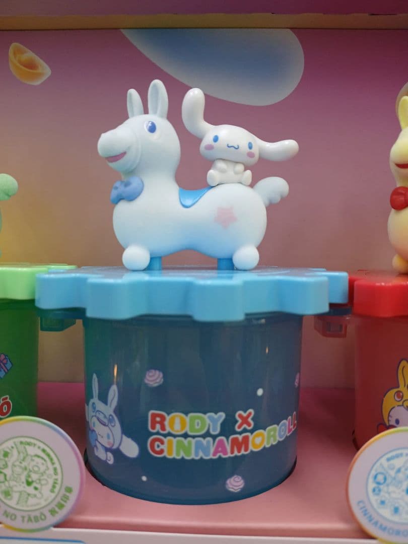 香港限定 セブン サンリオコラボロディ だるま ぬいぐるみ サンリオ☆だるまむにゅぐるみ☆EC予約&店頭販売を開始するよ