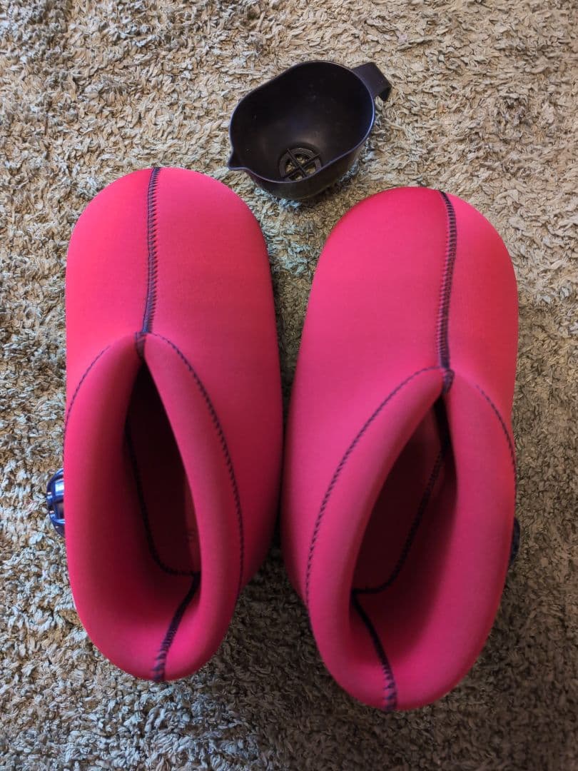 【美品】クロッツ やわらか湯たんぽ 足用 レッド ウェットスーツ素材 冷え性対策