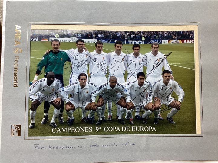Realmadridの選手の直筆サイン入り集合写真