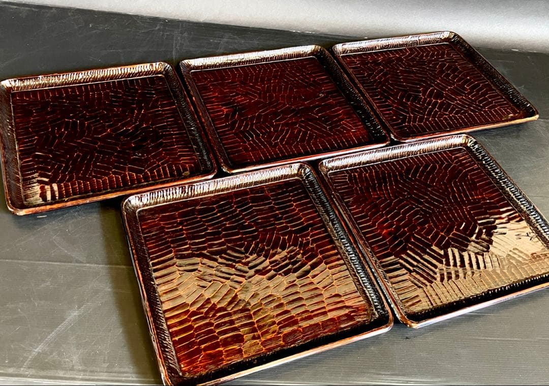 「母」 讃岐彫 四方膳 五客揃い 讃岐膳 讃岐盆 くり抜き （114Ｂ） 美品】「母」 讃岐彫 四方膳 5客 朱漆 讃岐膳 一枚板くり抜き （B