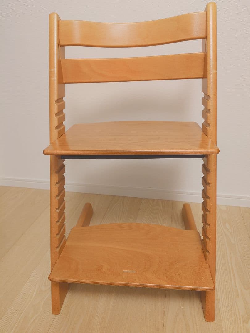 ストッケ トリップトラップ チェア チェリー トリップトラップチェアの店内展示撮影画像。格安でお届けします