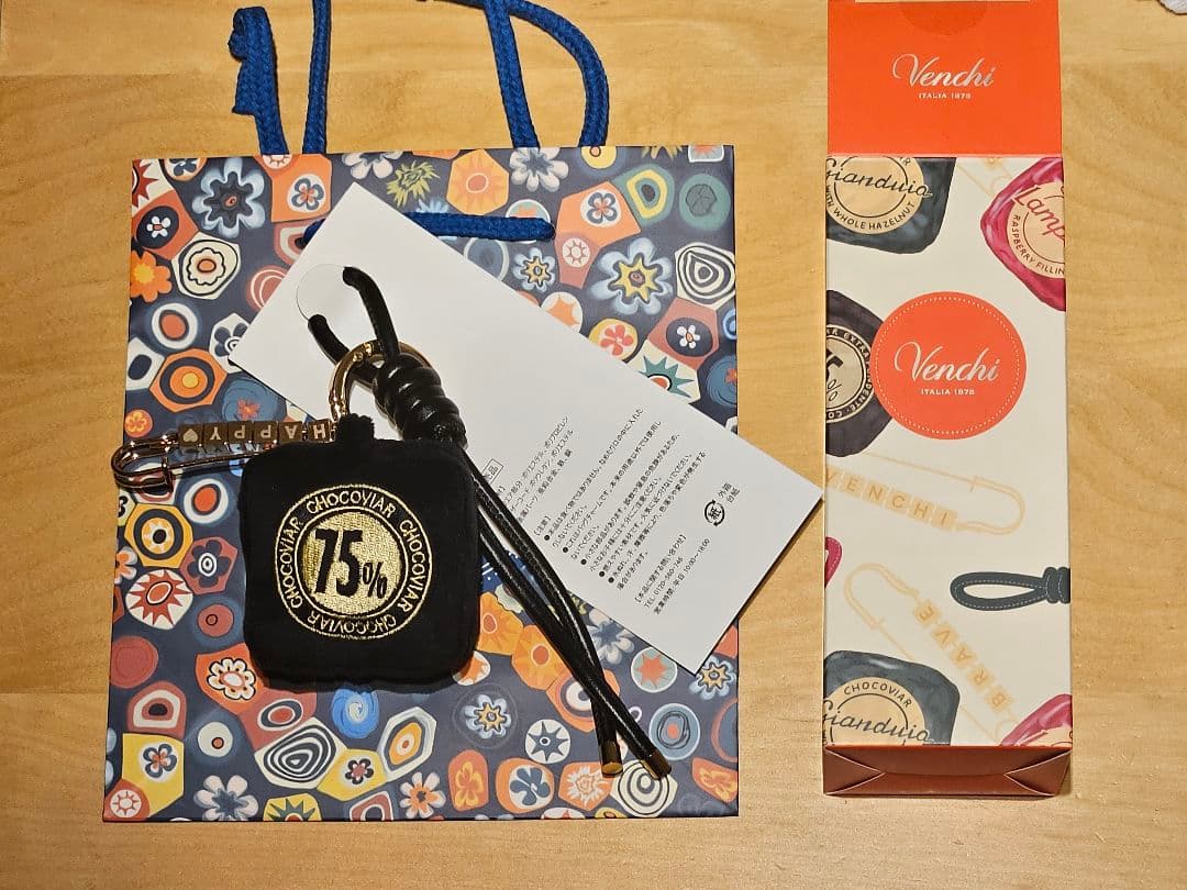 ヴェンキ　Venchi バッグチャーム チョコビア　75% 黒　2026