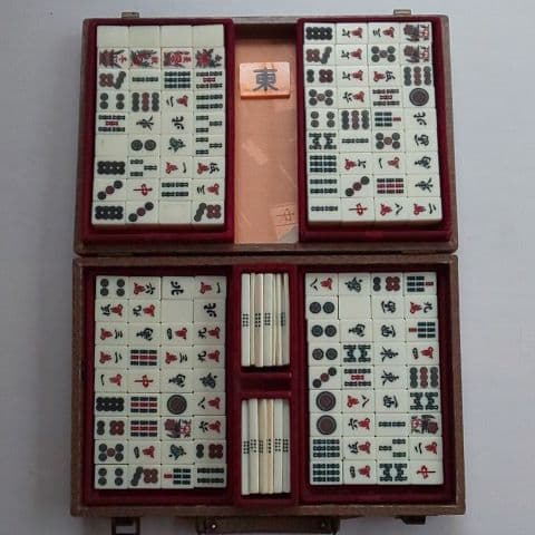 麻雀牌セット 麻雀牌 持ち運びケース付 年代物 骨董品