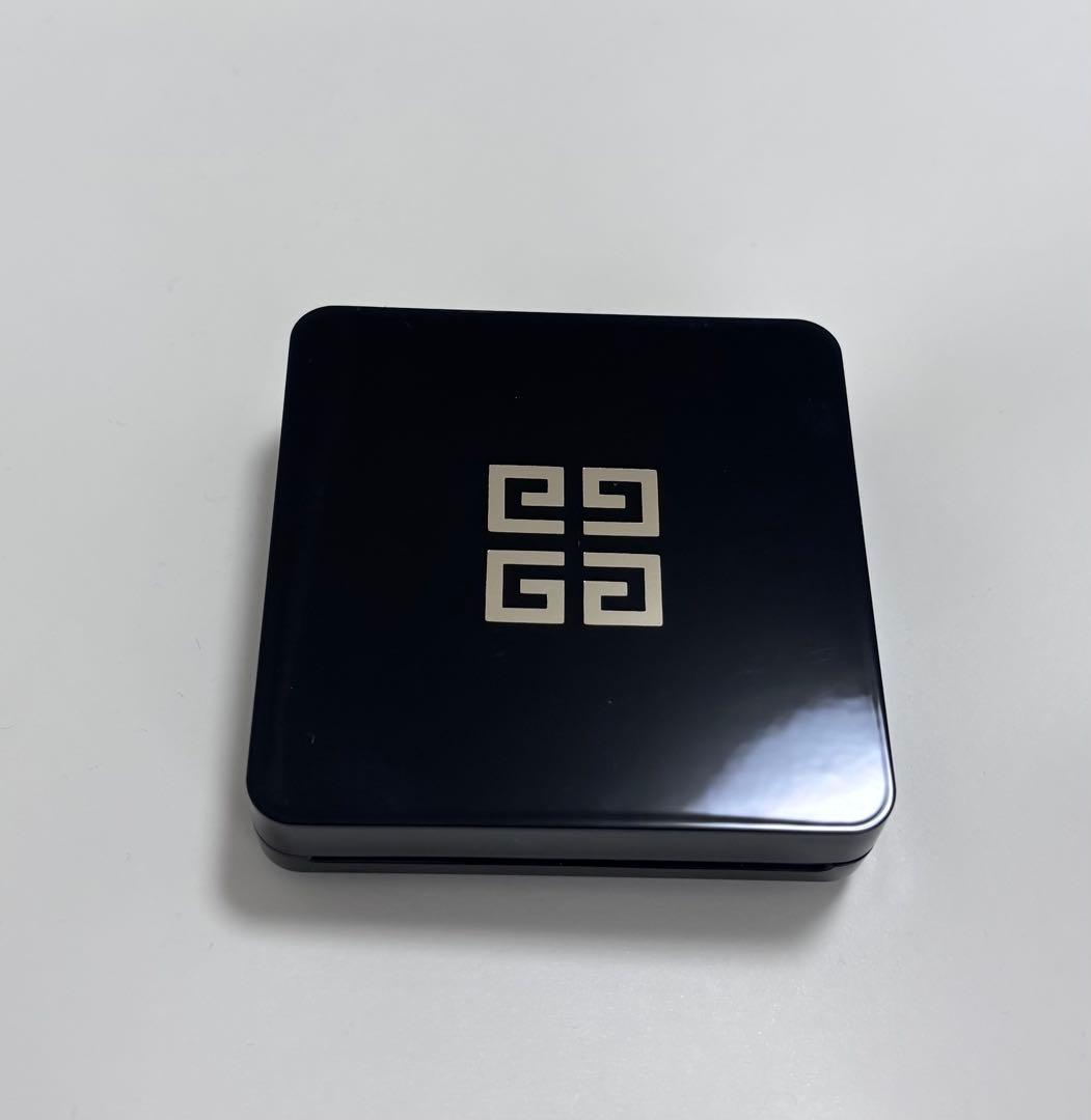 GIVENCHY ソワン ノワール UVコンパクト