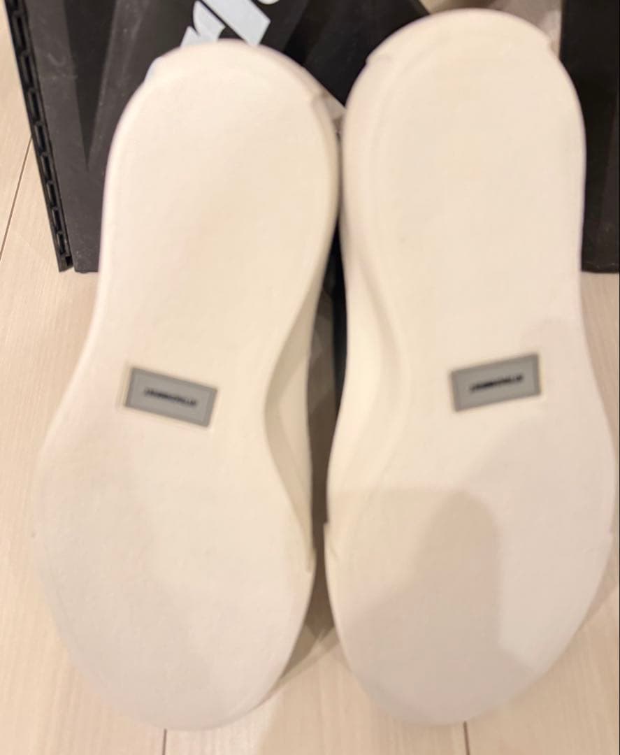 ATTACHMENT COW LEATHER BACK ZIPSNEAKERS - メルカリ