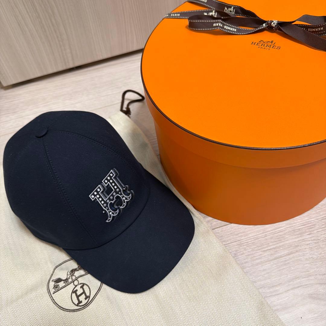 エルメスの2025年秋冬新作ネイビーのセレナ・Hエレクトリックキャップ59サイズ