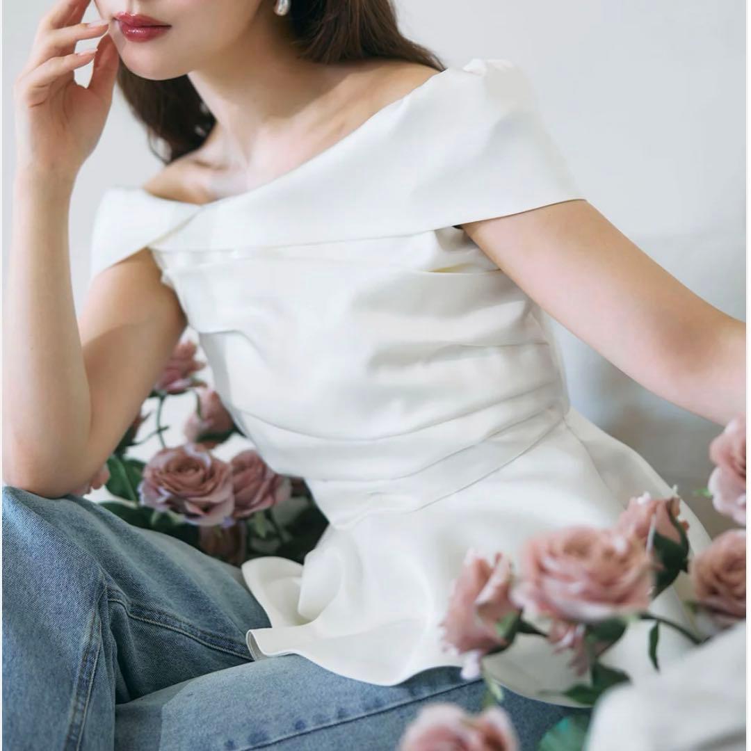 【poláura】ポローラ ロマンティックサテンぺプラムトップス