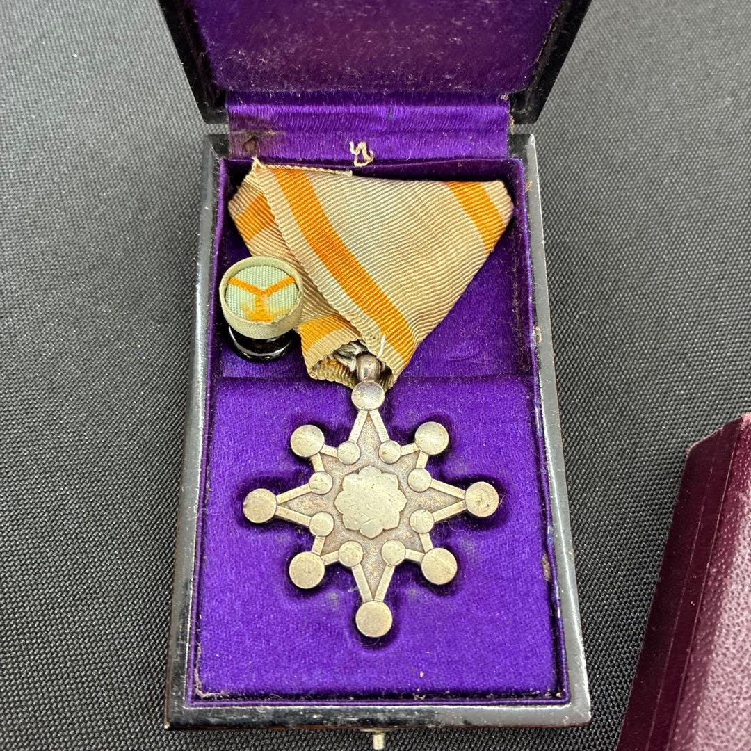 勲八等瑞宝章 共箱付き 勲章 - メルカリ