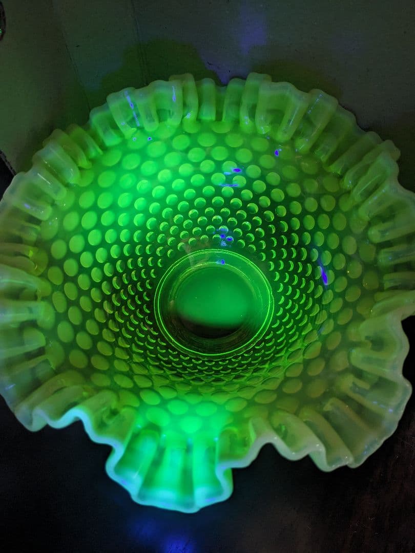 アンティーク フラワーベース 花瓶 ミルクガラス ヴァセリンガラス 草花 蝶