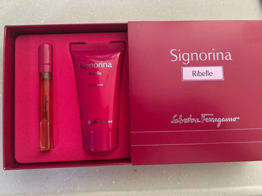 フェラガモ シニョリーナ リベレコフレ Signorina 香水ハンドクリーム