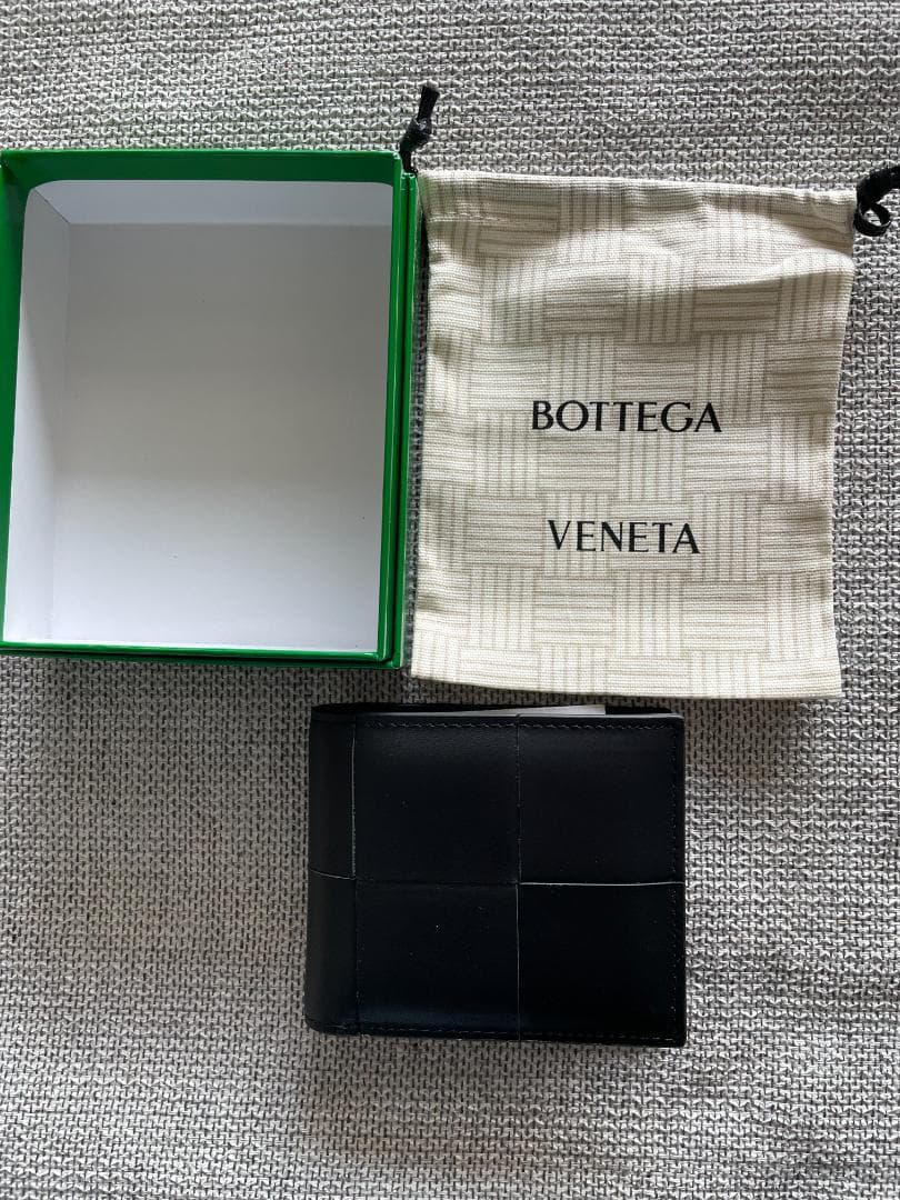 ブラックレザー二つ折り財布 箱・保存袋付き