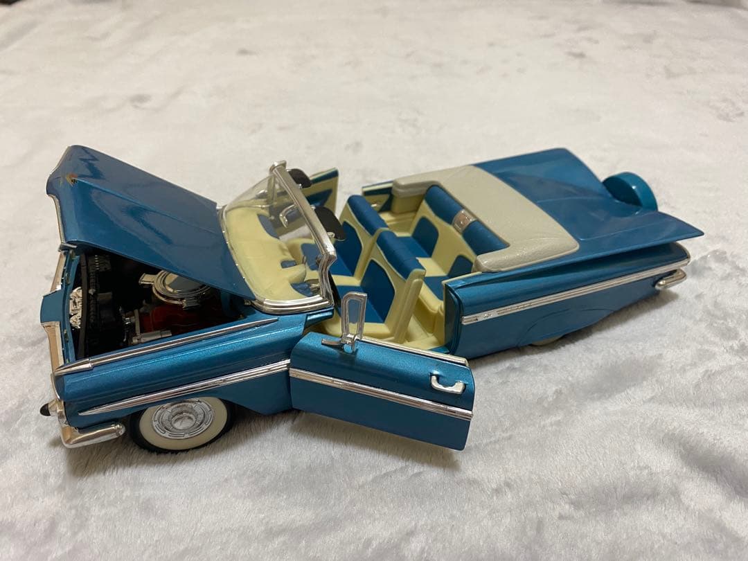 ミニカー ROAD Signature 59' CHEVROLET IMPALA 1/18