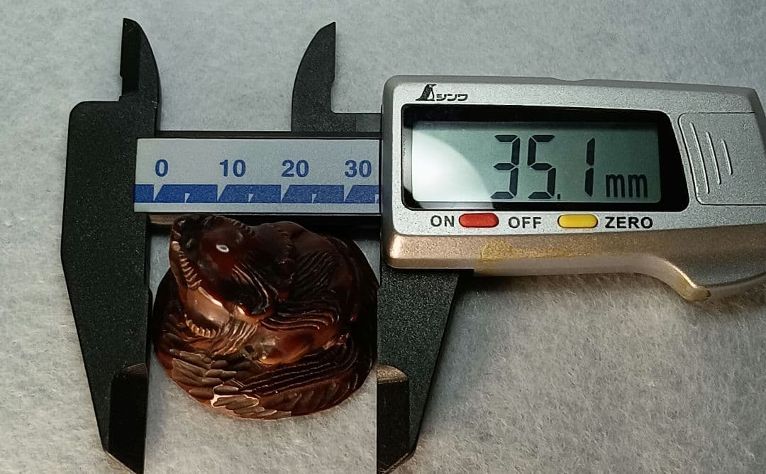 親信 在銘 「玉取り獅子」 柘植彫 根付 江戸時代 - メルカリ