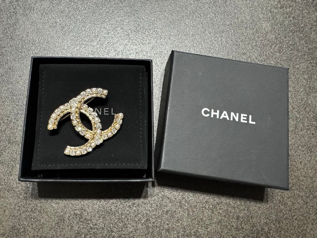 美品　シャネル　パール＆クリスタルブローチ CHANEL（シャネル） ブローチ メタル、ストラス&コスチュームパール
