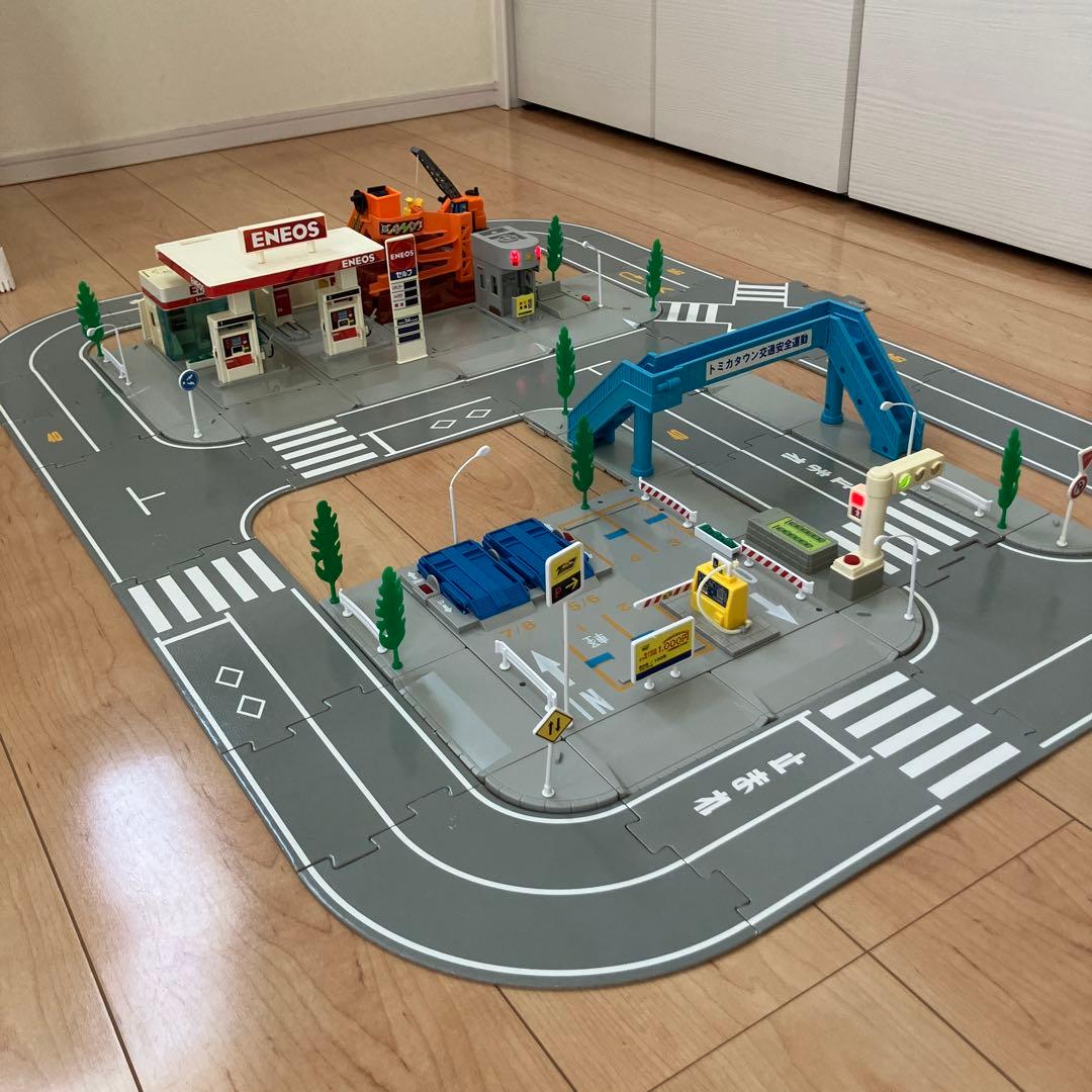 トミカタウン エネオス 交番 駐車場 信号機 歩道橋 つながる道路 工事