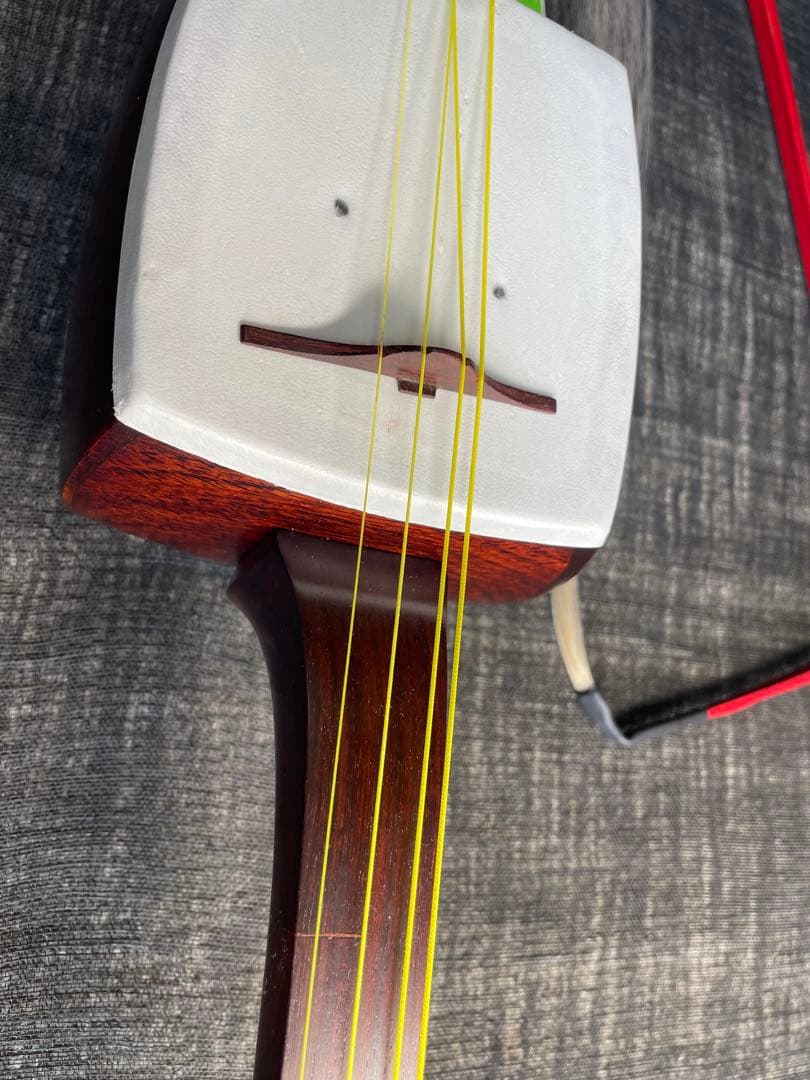 四弦和胡弓，紅木材料（二つ折れ）竹弓（レワ弓），付属品