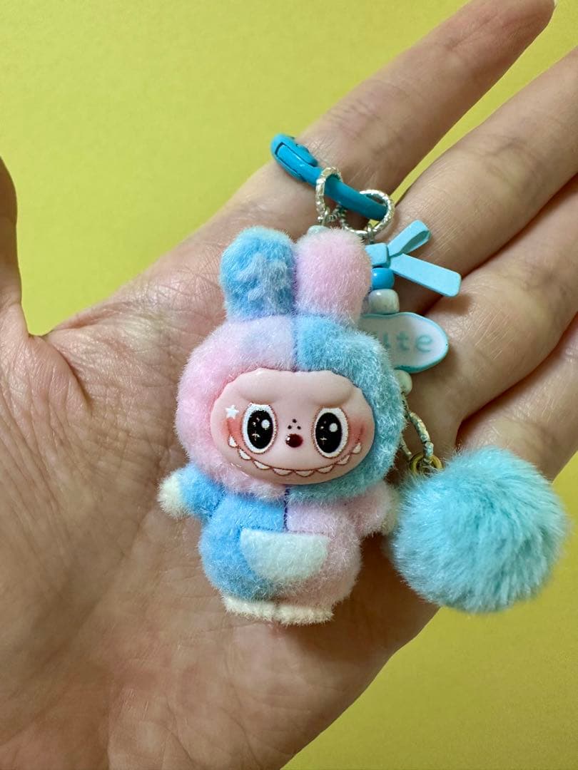 ラブブ ぬいぐるみキーホルダー ブルー×ピンクミクスカラー - メルカリ