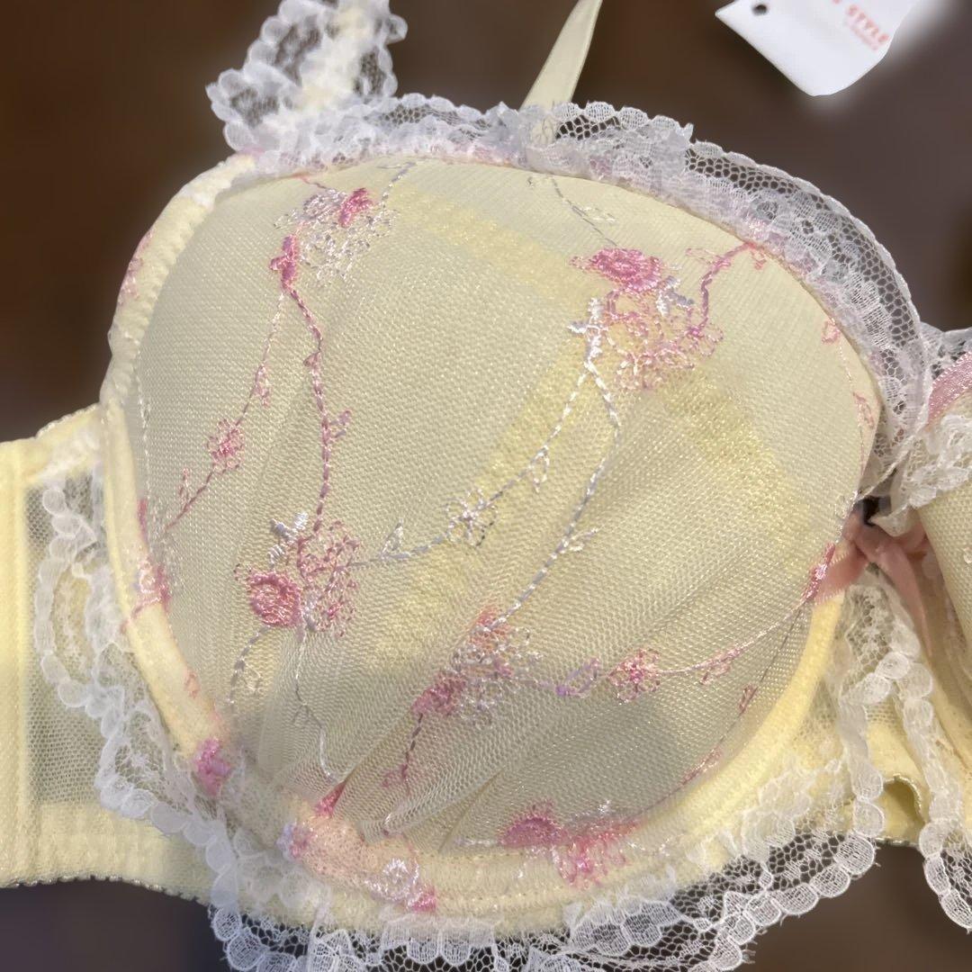 新品トリンプ花柄刺繍イエローブラジャーD75 - メルカリ