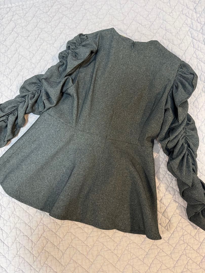 ヘイヴHeve シャーリングペプラムブラウスチャコール