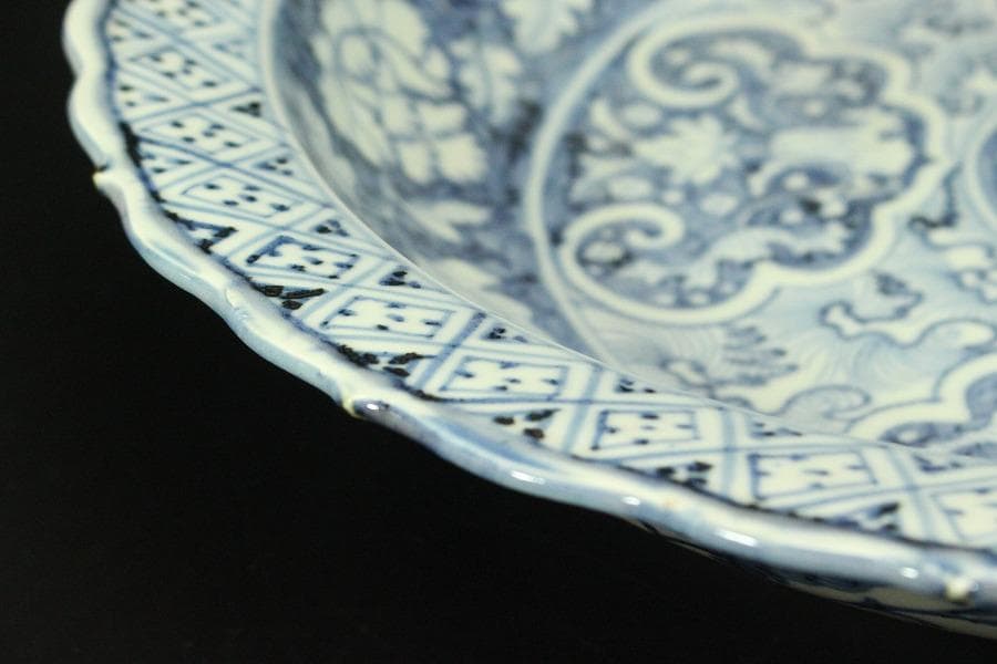 中国美術 青花 纏枝蓮花紋 折口盤(A684) - メルカリ