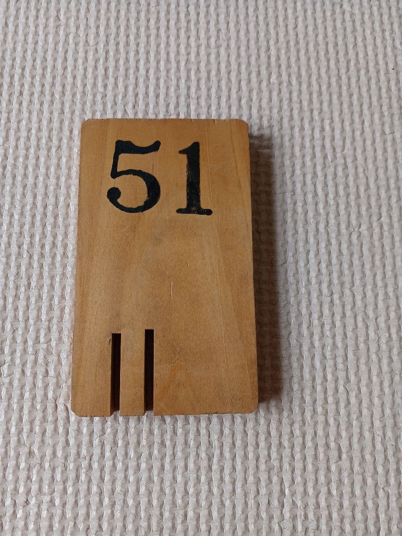 レトロ 昭和 ひのきの下駄札 51 (イチロー選手の背番号)
